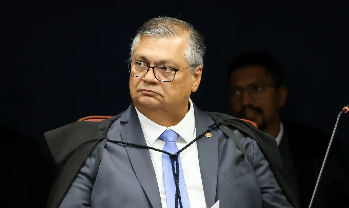 O ministro Flávio Dino, do STF, determinou que recursos de emendas só poderão ser movimentados por meios eletrônicos, como transferência bancária e PIX.