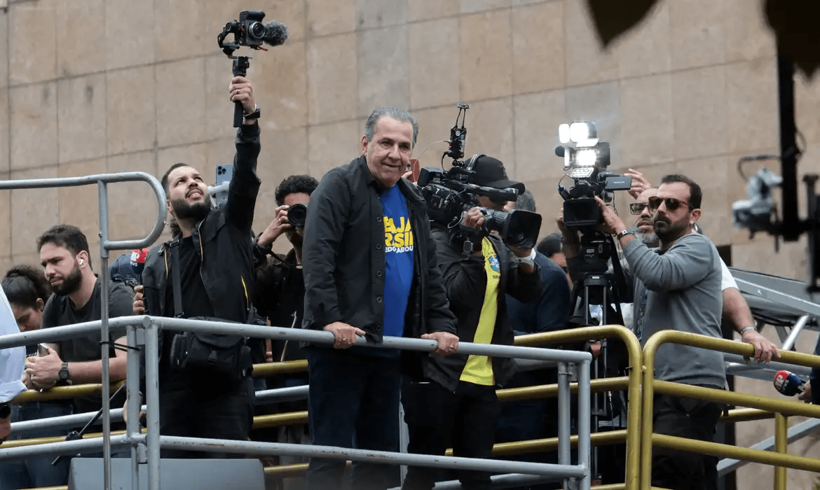 O pastor Silas Malafaia se torne réu pelos crimes de calúnia e injúria contra generais do Alto Comando do Exército.