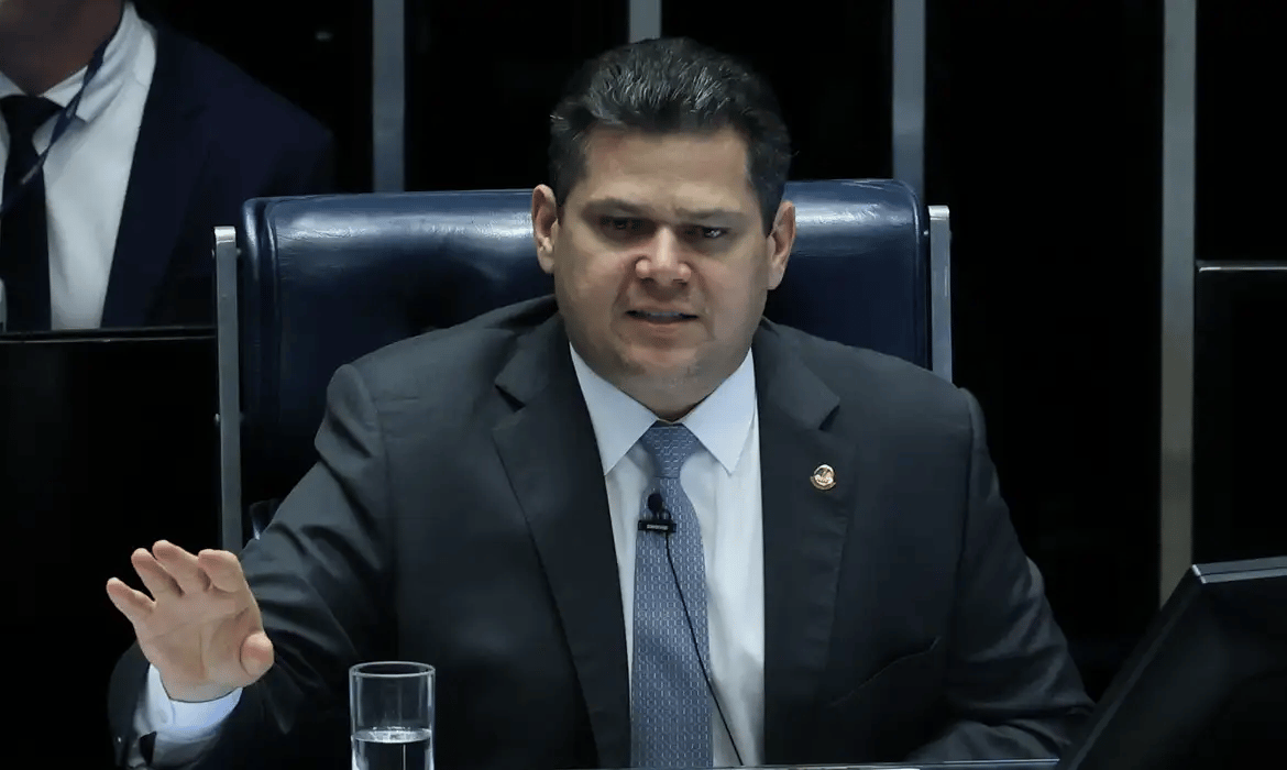 Davi Alcolumbre mantém decisão da CPMI do INSS que quebrou sigilo de Lulinha