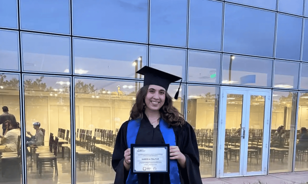 Brasileira de 20 anos conquista prêmio internacional em biologia quântica