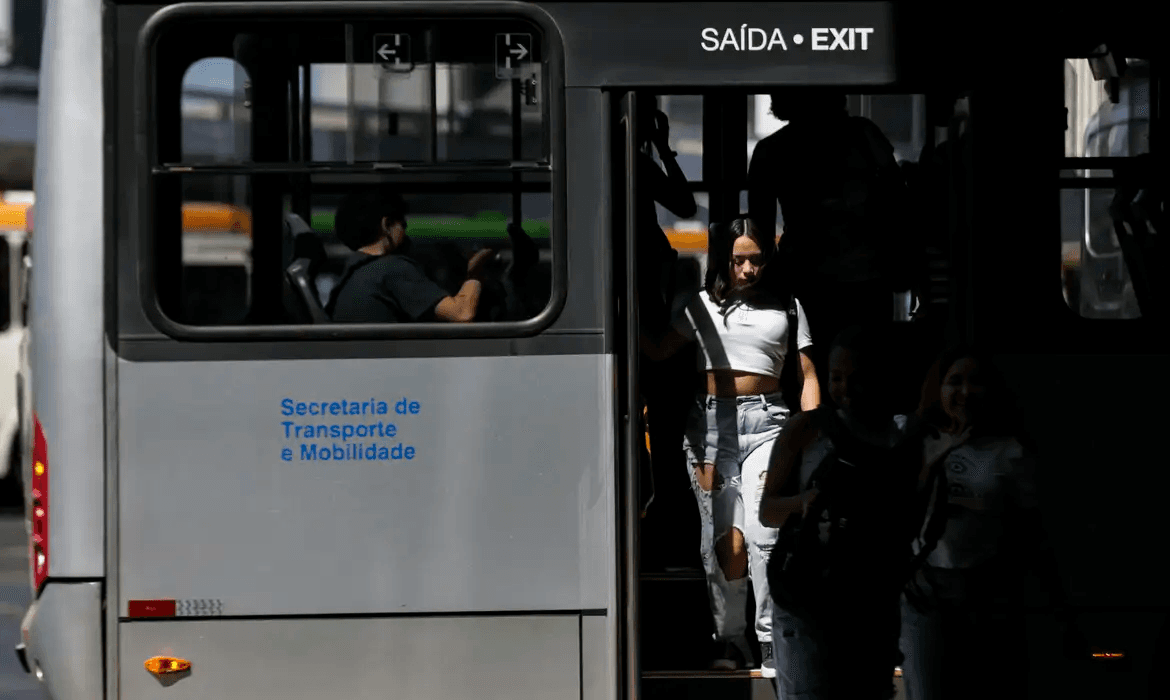 Lei do RJ contra assédio a mulheres no ônibus e app