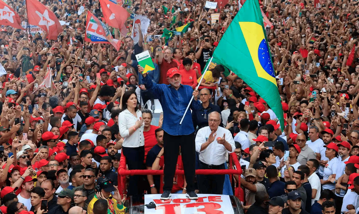 Lula venceu o segundo turno com 51,79% dos votos válidos, somando mais de 64,2 milhões de votos.