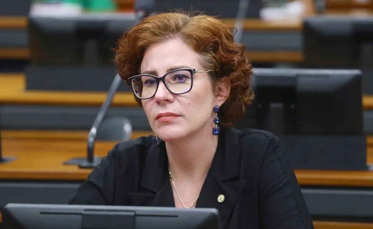 Defesa de Carla Zambelli entra com recurso para a ex-deputada não voltar ao Brasil