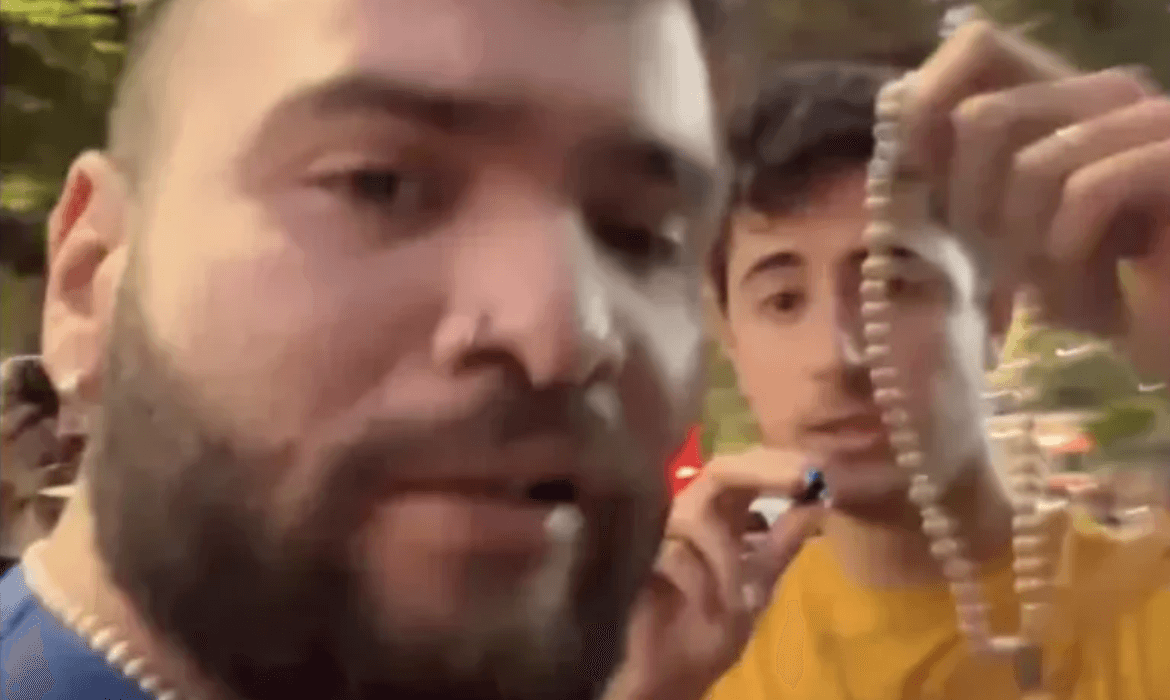 Tiago Santineli termina a noite sendo levado à cela