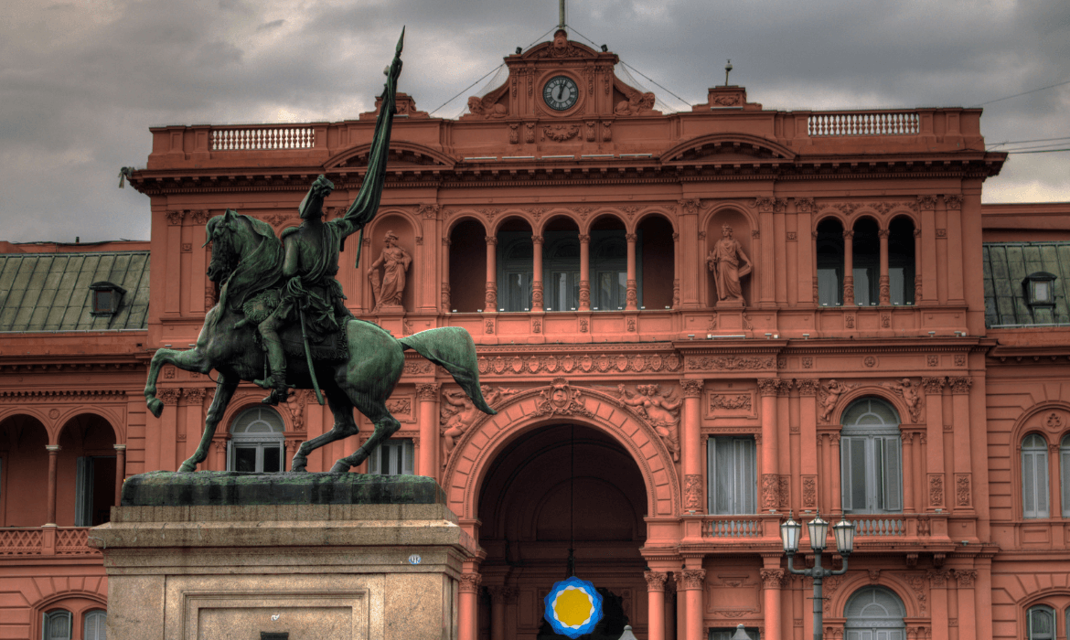 Milei proíbe jornalistas na Casa Rosada e os chama de "lixo"