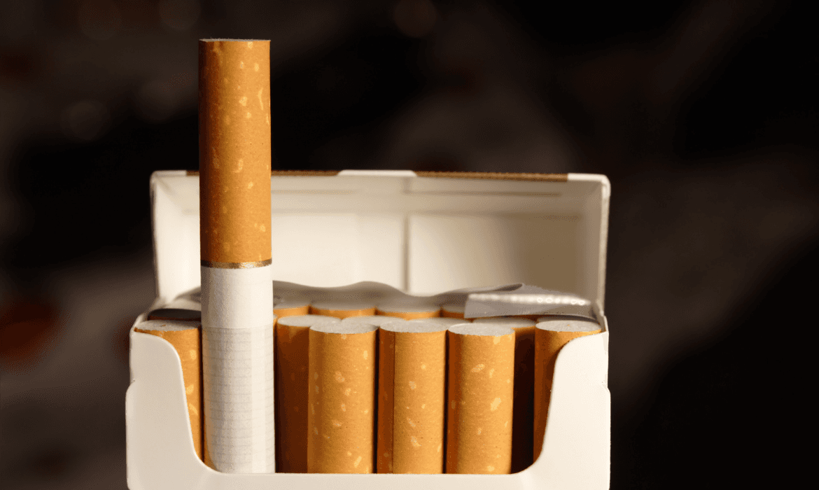 Governo aumenta imposto do cigarro para bancar querosene de aviação e biodiesel