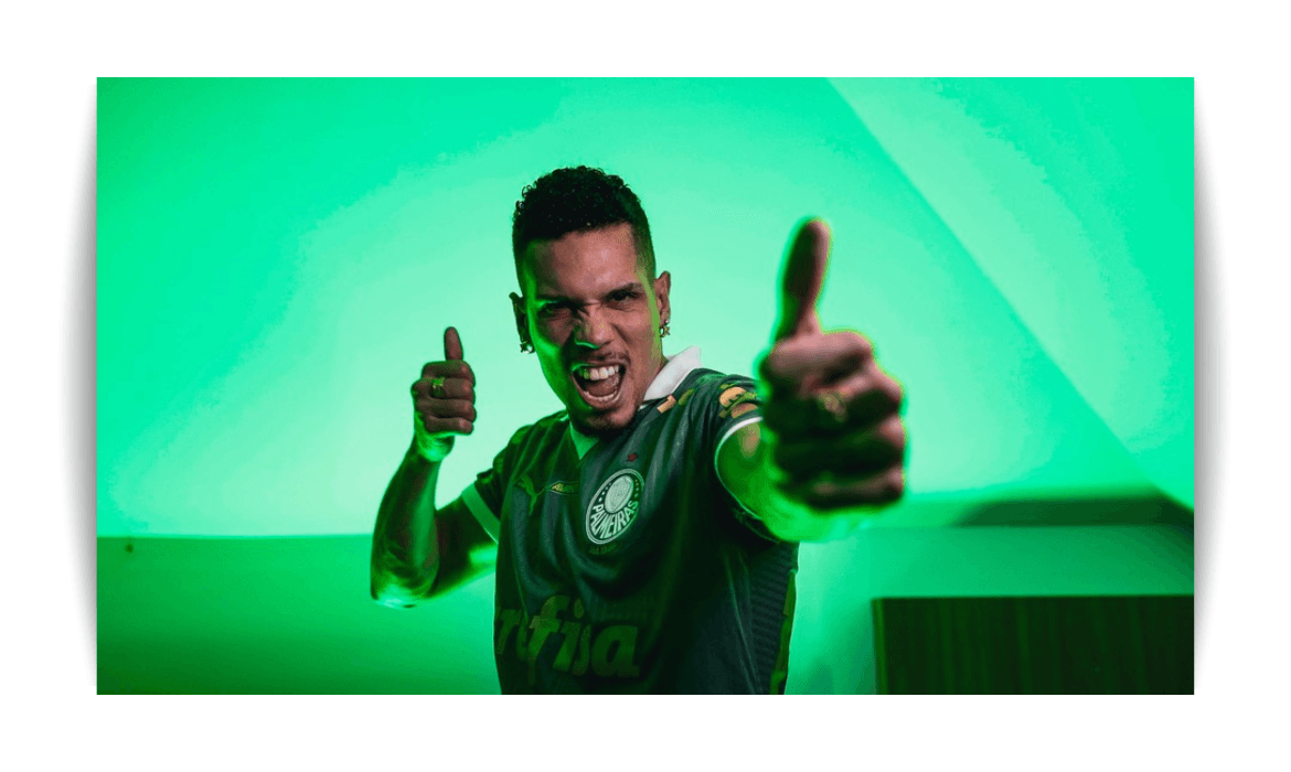 O atacante Paulinho participa de entrevista no Palmeiras Cast, onde falou sobre sua trajetória no futebol, sua fé no Candomblé e a importância do combate à intolerância religiosa.