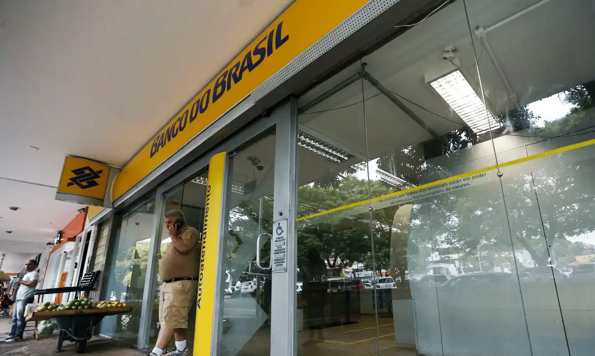 Feriado 12 de outubro: O que abre e o que fecha nos bancos?
