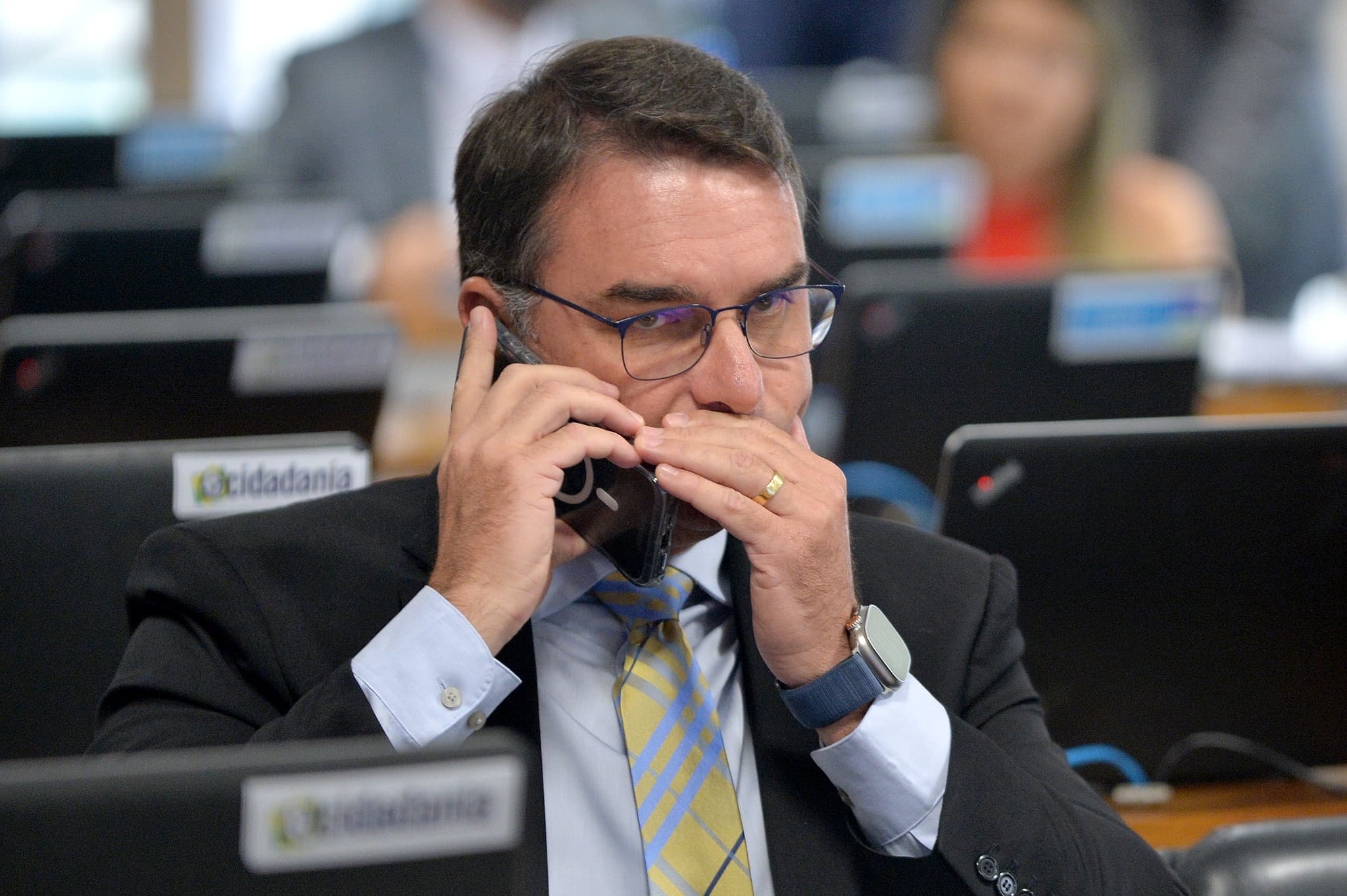 Flávio admite reunião com Vorcaro após prisão do banqueiro