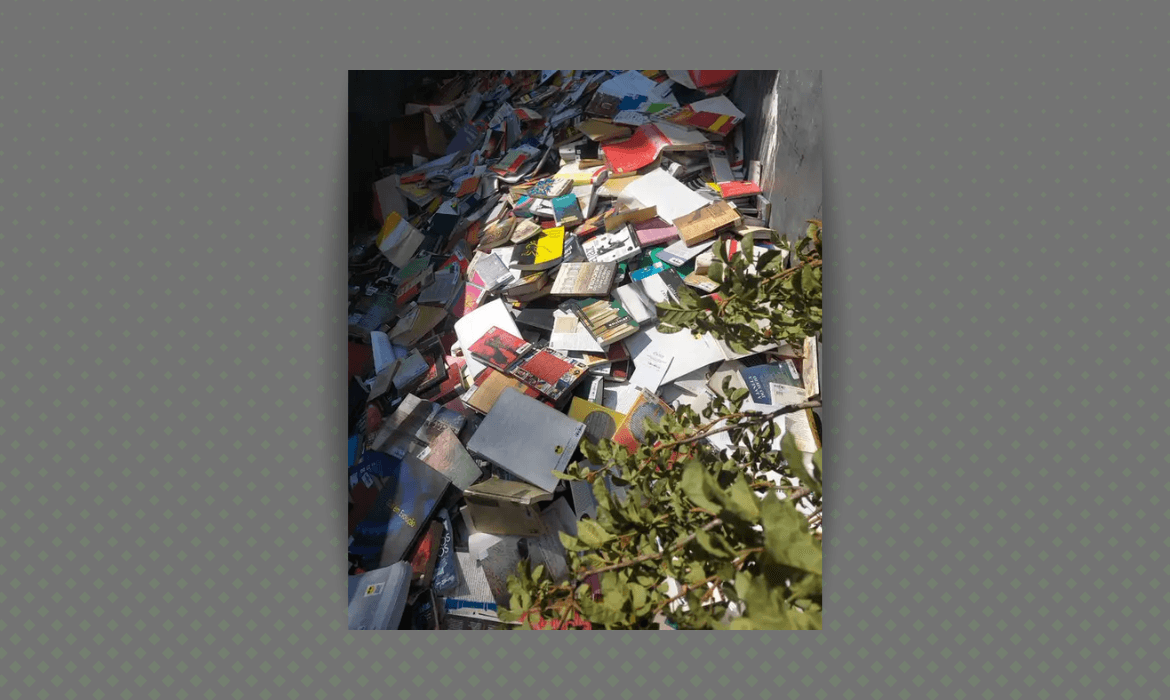 Biblioteca pública é acusada de jogar livros fora em Osasco