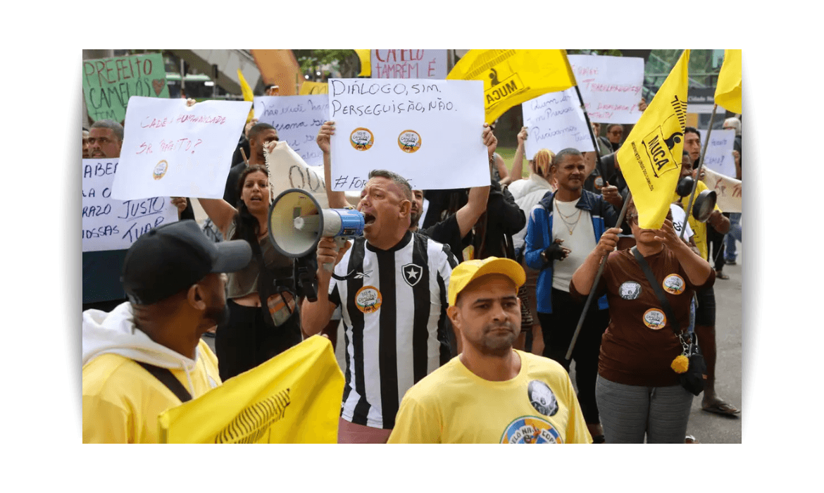 Camelôs protestam contra programa da Prefeitura do Rio