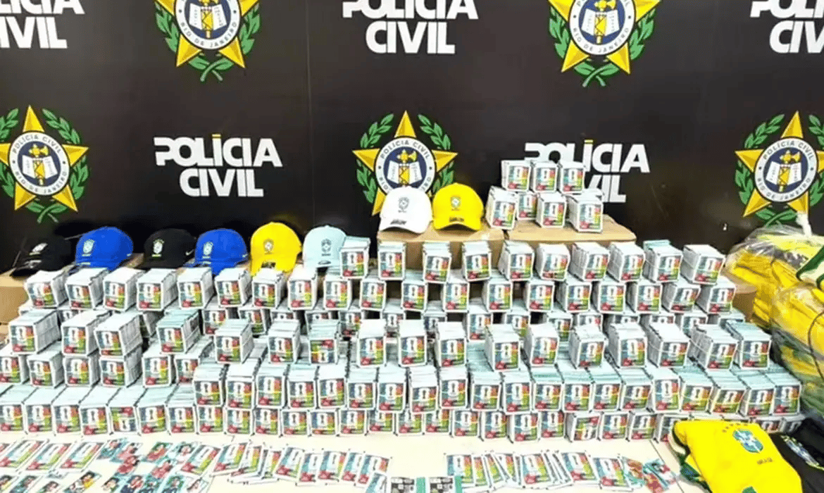 Figurinhas da Copa 2026 falsificadas são apreendidas no RJ