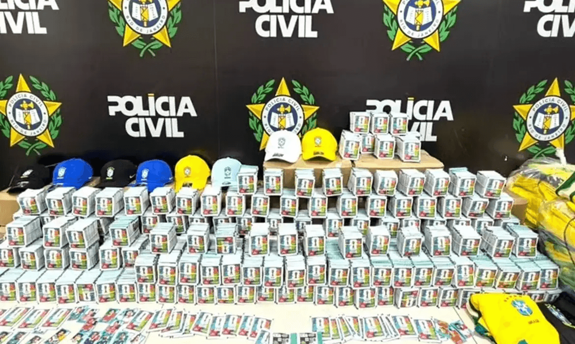 Figurinhas da Copa 2026 falsificadas são apreendidas no RJ