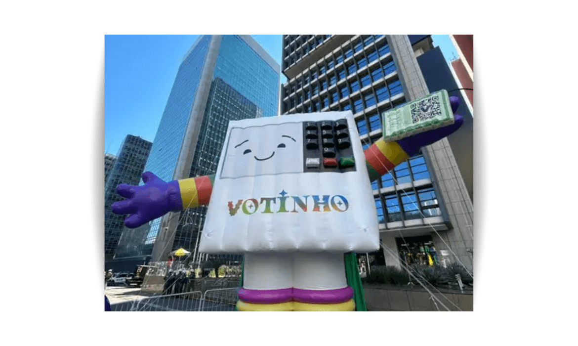 A urna gigante "Votinho" se tornou um dos símbolos da Parada LGBT+ 2026, reforçando a mensagem sobre a importância do voto e da representatividade política.