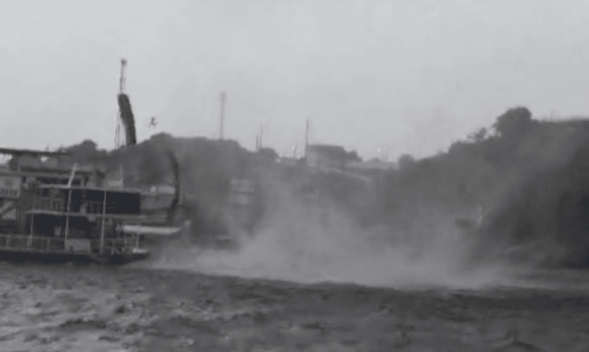 Tromba d’água no Rio Negro durante forte chuva