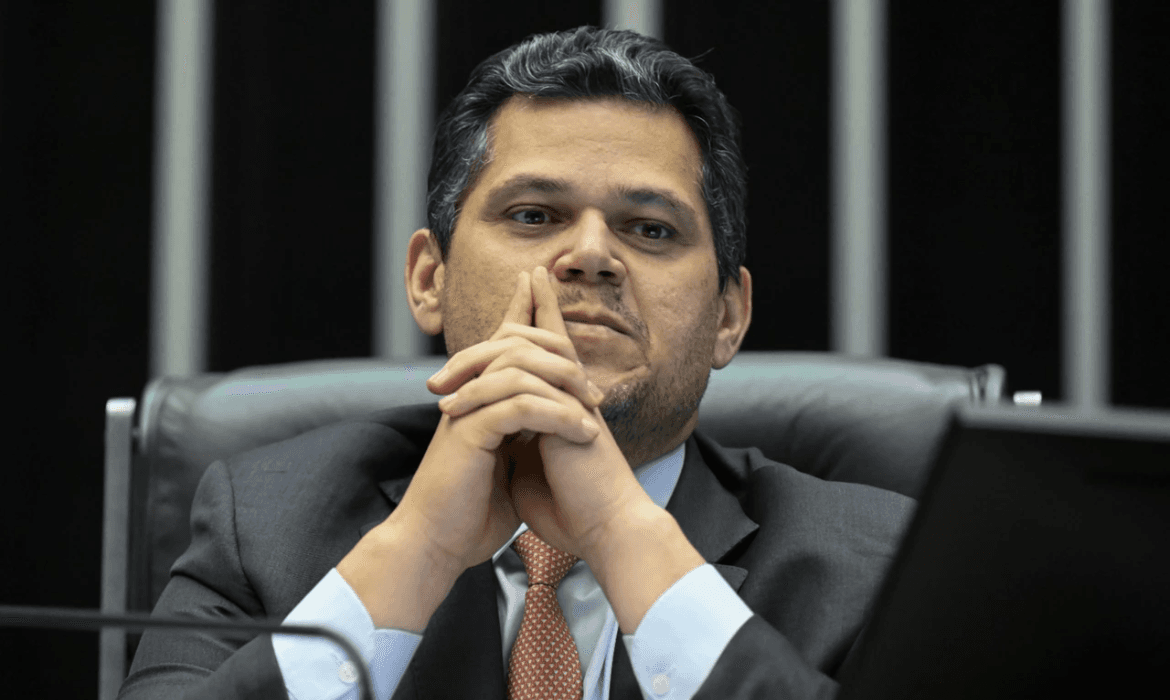 O presidente do Senado, Davi Alcolumbre, marcou para o fim do mês a votação que pode derrubar o veto de Lula ao PL da Dosimetria.