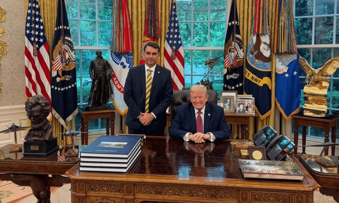 Flávio Bolsonaro encontra Trump na Casa Branca e pede apoio