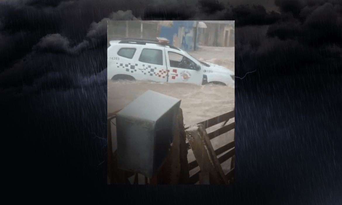Forte chuva arrasta viatura da Polícia Militar e deixa idoso desaparecido em Martinópolis