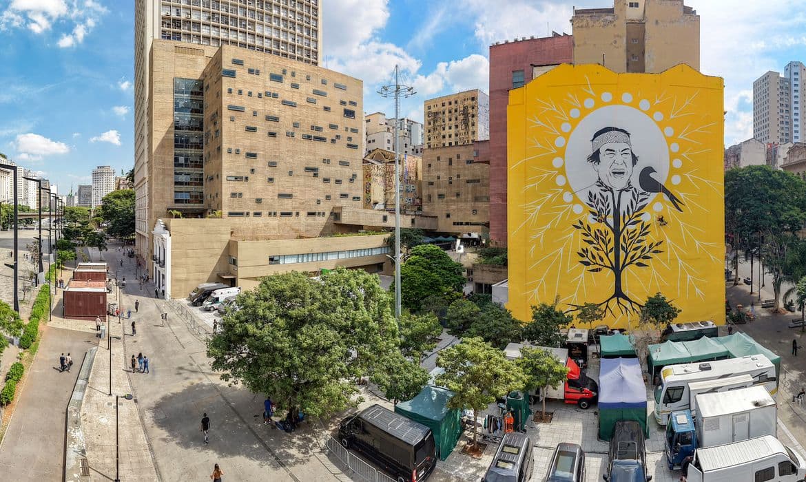 Mural de Ailton Krenak: arte indígena no coração de SP