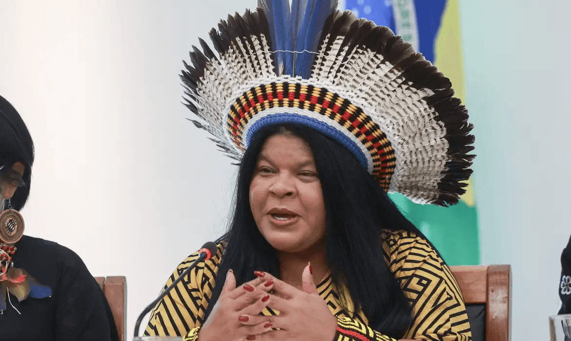 Sônia Guajajara foi internada no InCor