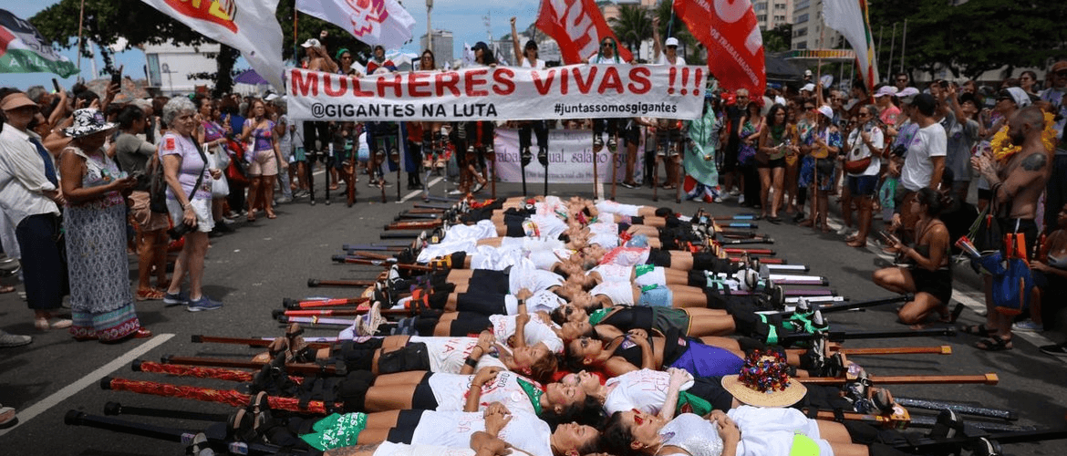Protestos pelo Dia da Mulher tomam as ruas do Brasil com denúncias de violência e pedidos por mais direitos
