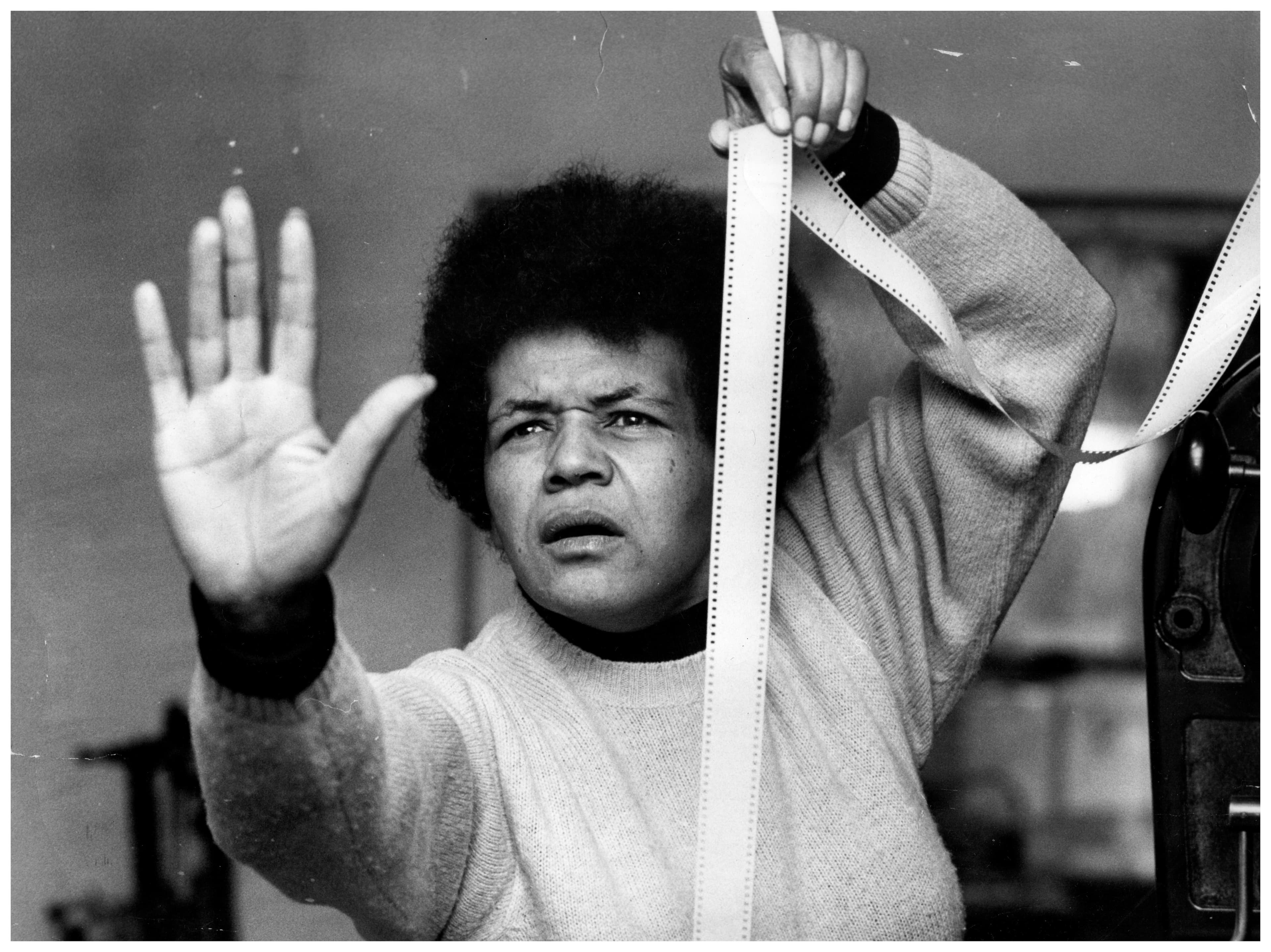 Sarah Maldoror, referência histórica do cinema anticolonial, é reconhecida como uma das primeiras mulheres negras a dirigir e filmar no continente africano, abrindo caminhos para gerações de realizadoras negras no mundo.