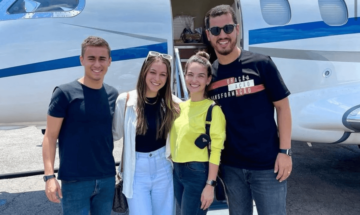 Nikolas, Jey Reis e pastor da Lagoinha posam em frente a jatinho ligado a Daniel Vorcaro