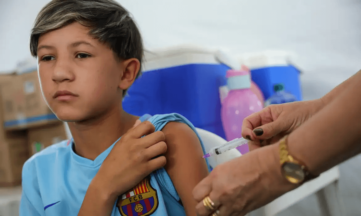 Avanço na vacinação, mas meta ainda distante.