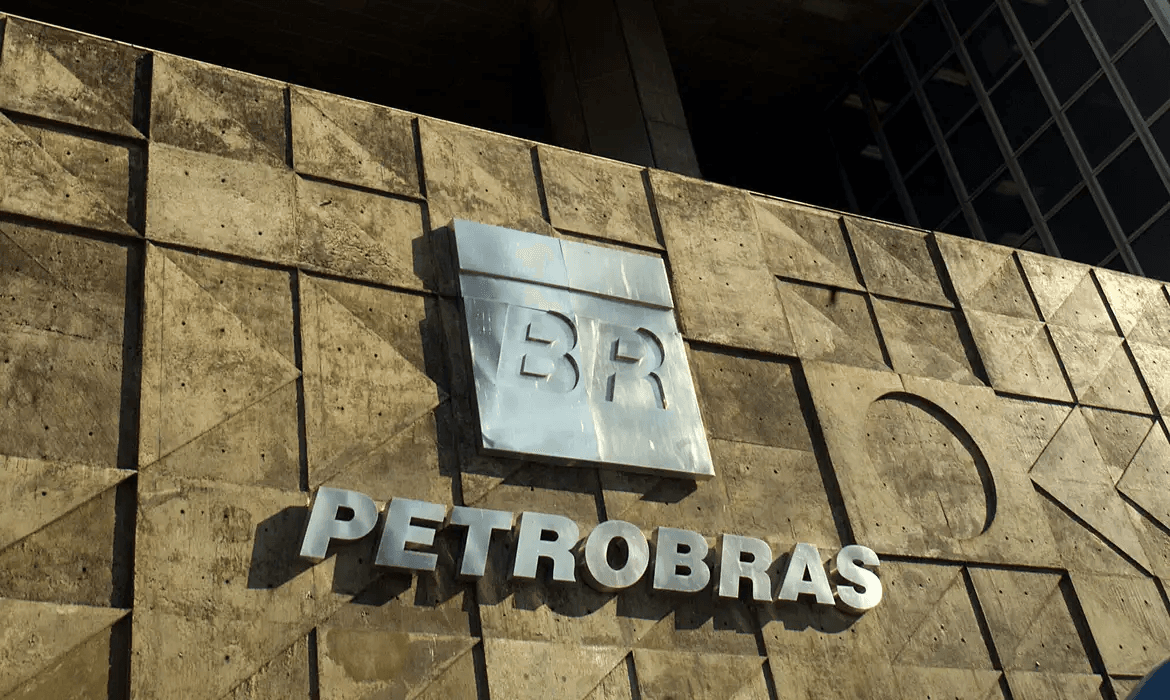 Petrobras lucra R$ 110,6 bilhões em 2025