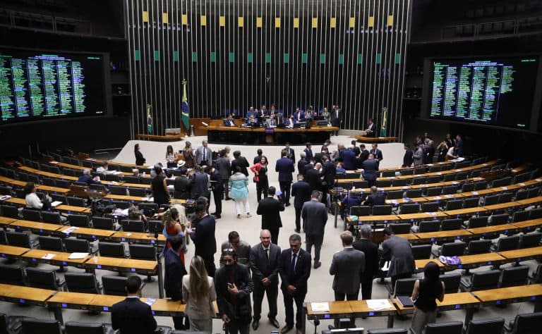 Câmara aprova PEC da Segurança Pública e proposta segue agora para o Senado.
