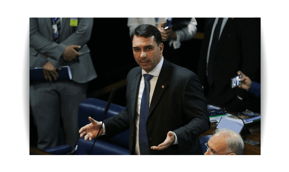 Flávio Bolsonaro tentou 4 vezes transferir o caso Dark Horse de Flávio Dino para André Mendonça.