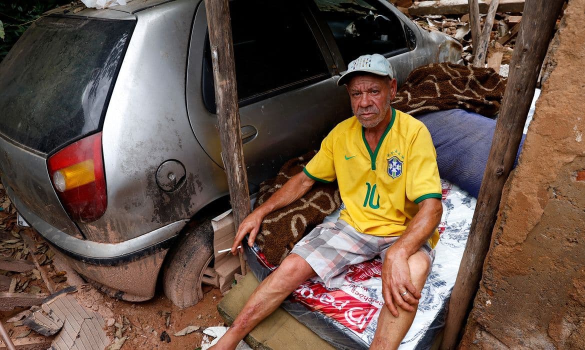 Gilvan Leal Luzia, de 55 anos, que passou a dormir na garagem destruída de sua própria casa