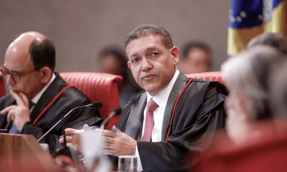 Nunes Marques pede parecer da PGR sobre revisão da condenação de Bolsonaro