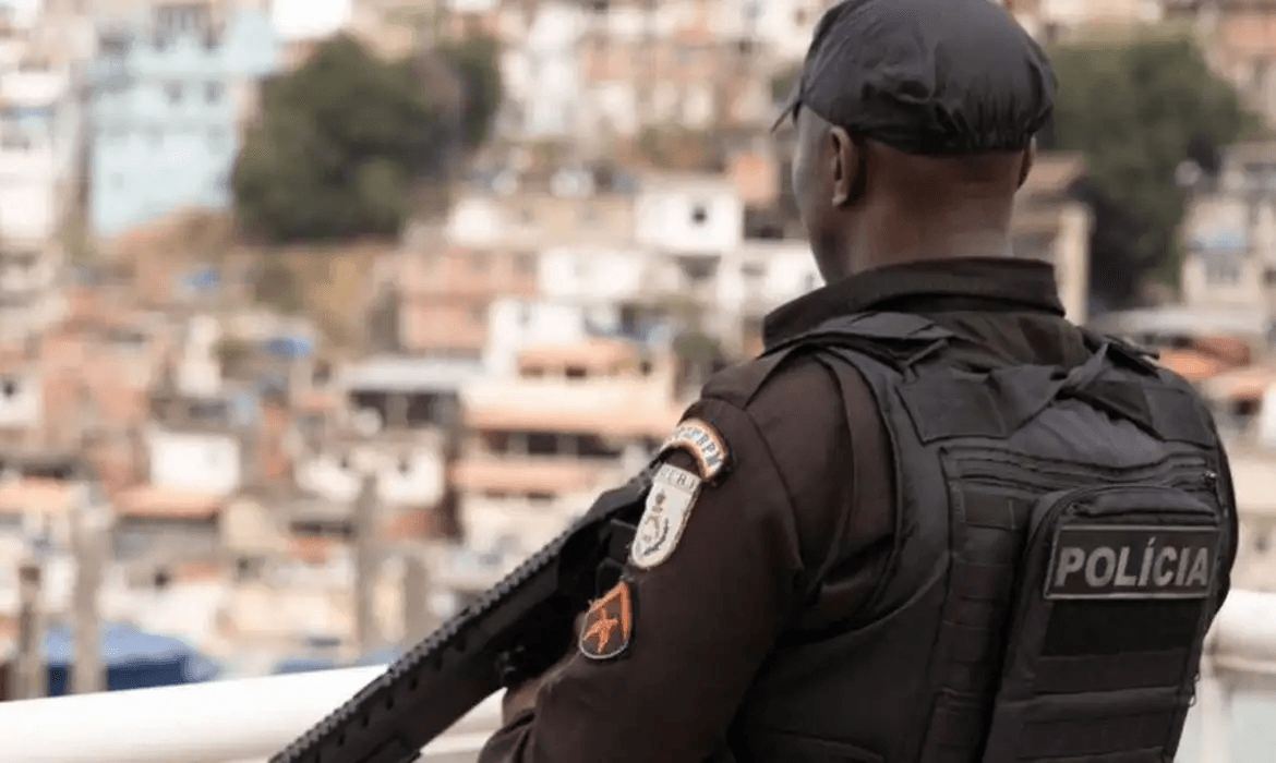 Tráfico no Rio: 5 mortos e fuzis dos EUA apreendidos