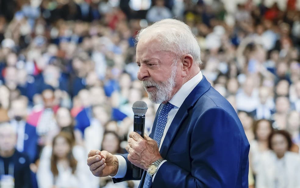 Lula anuncia o fim da taxa das blusinhas e zera imposto sobre compras internacionais