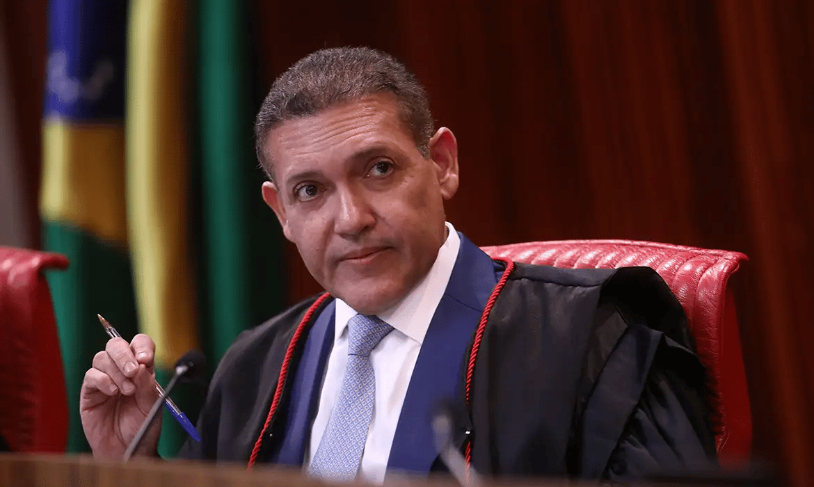 O ministro Kassio Nunes Marques atende Flávio Bolsonaro e suspende propaganda do PT que cita caso Master
