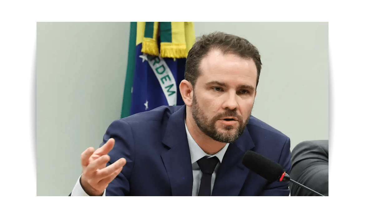 Ministro da Fazenda, Dario Durigan avalia reflexos econômicos de medida dos EUA contra o PCC