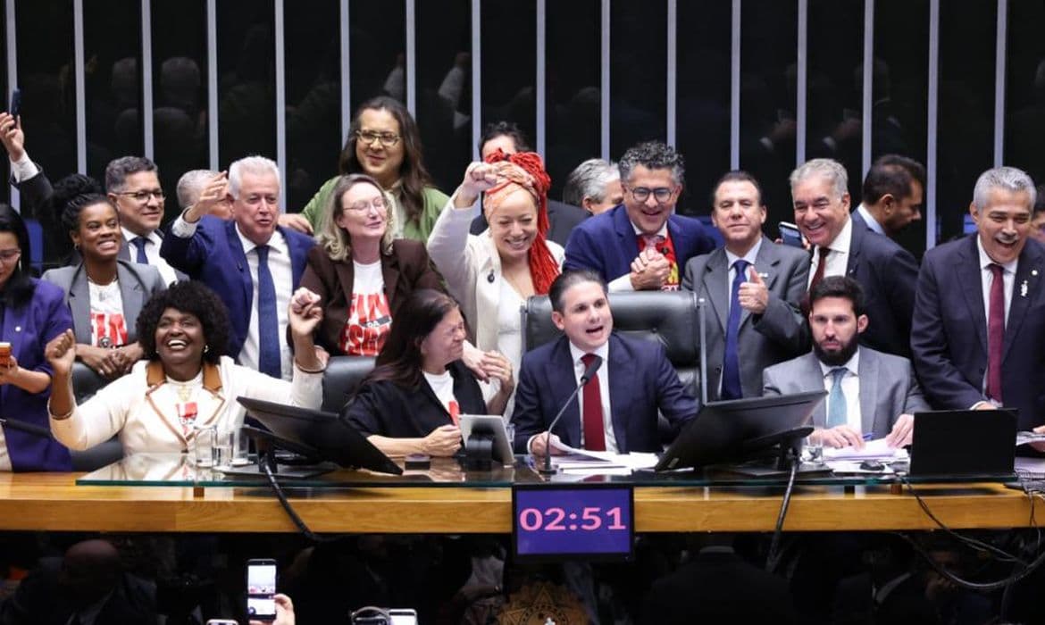 PEC da escala 6x1 é aprovada na Câmara e segue ao Senado