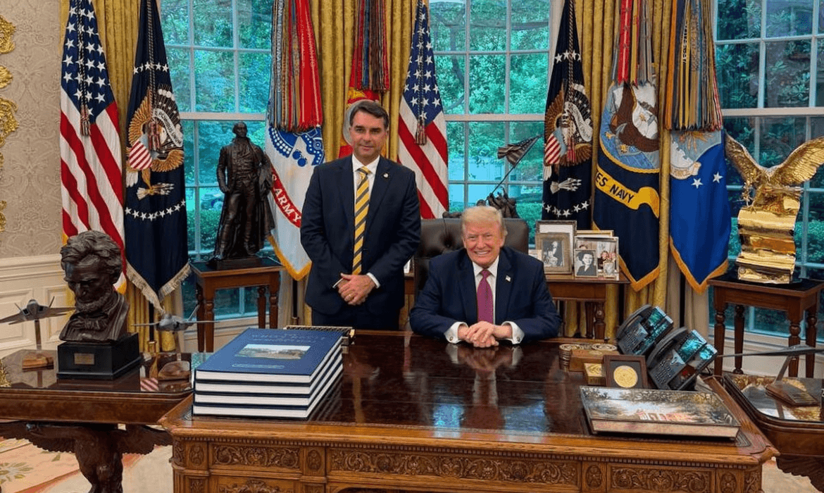 Pré-candidato à presidência da República, Flávio Bolsonaro (PL-RJ) posta foto histórica com Trump