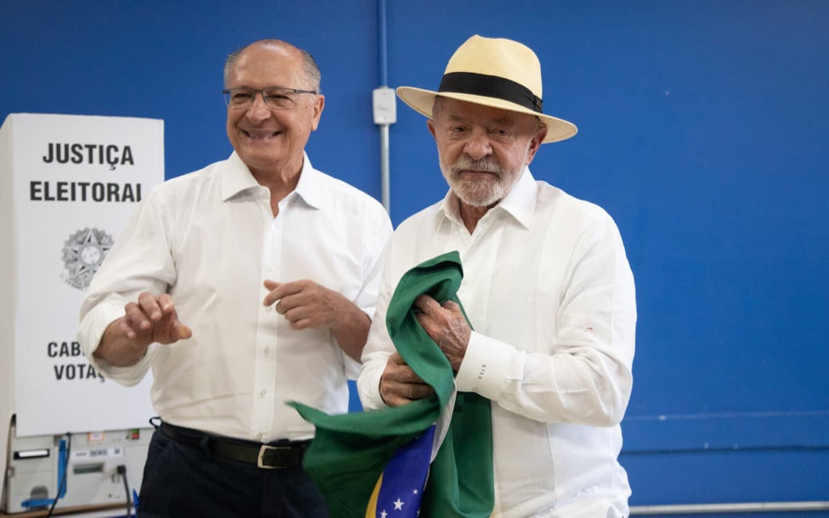 Lula e bandeira: TSE manda remover posts falsos