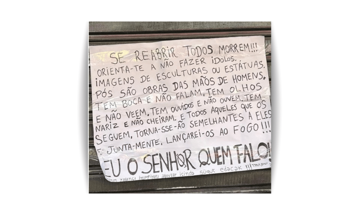 Loja de artigos católicos foi atacada com item inflamável no Centro de Fortaleza; porta ficou chamuscada.