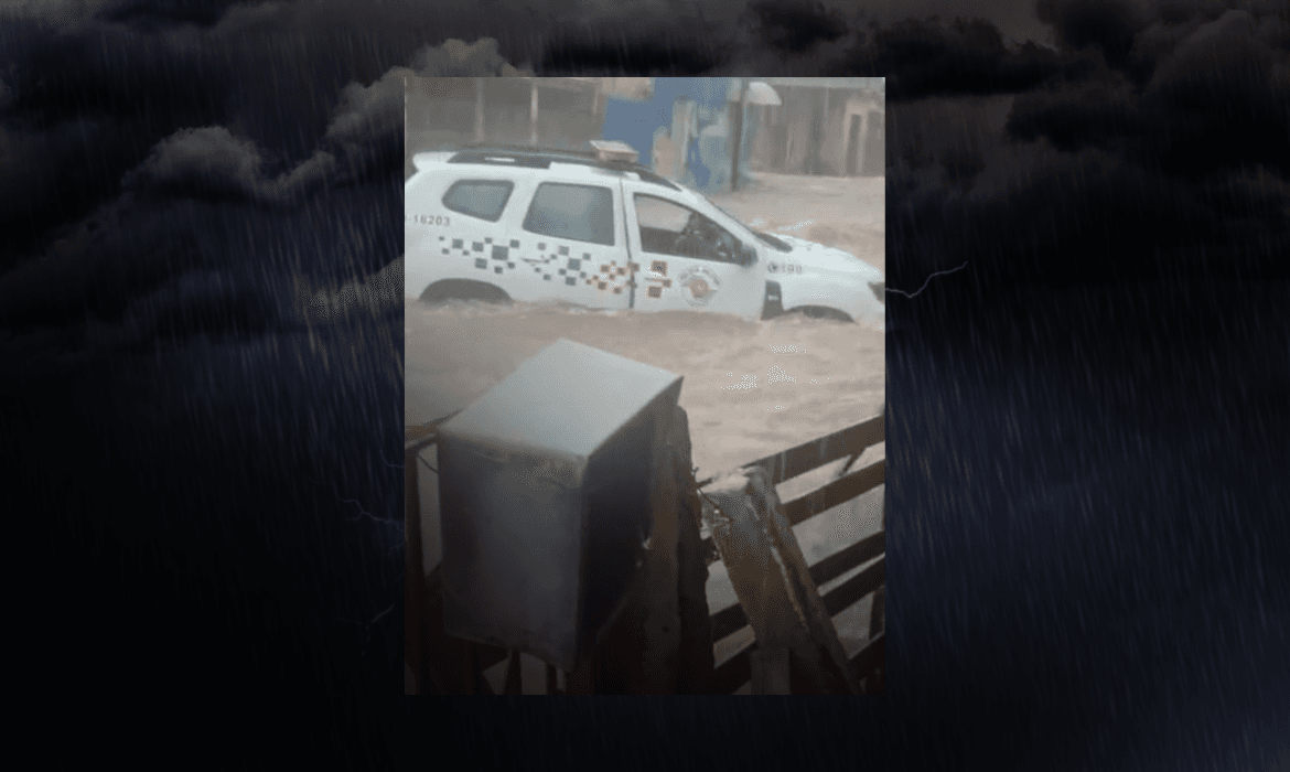 Forte chuva arrasta viatura da Polícia Militar em Martinópolis (SP)