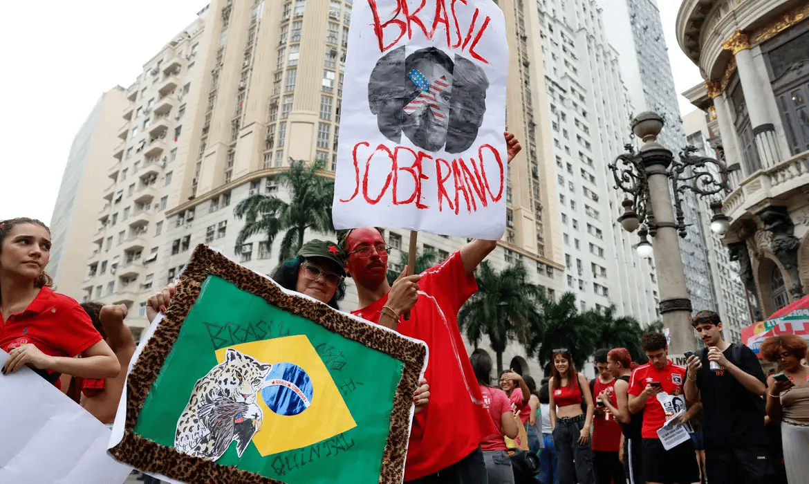Ato de estudantes no Rio defende voto em Lula e reúne jovens por educação, 6x1 e democracia.