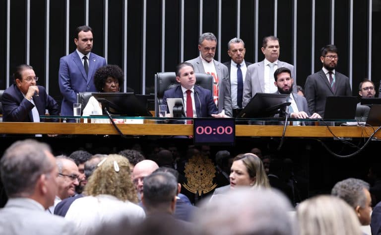 Escala 6x1 pode acabar após aprovação da PEC na Câmara