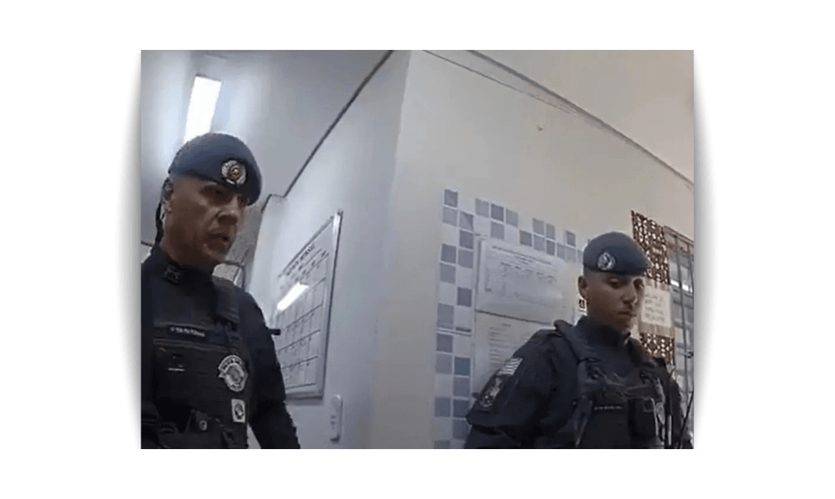 Desenho de orixá: vídeo mostra PM acusando diretora de "ideologia"
