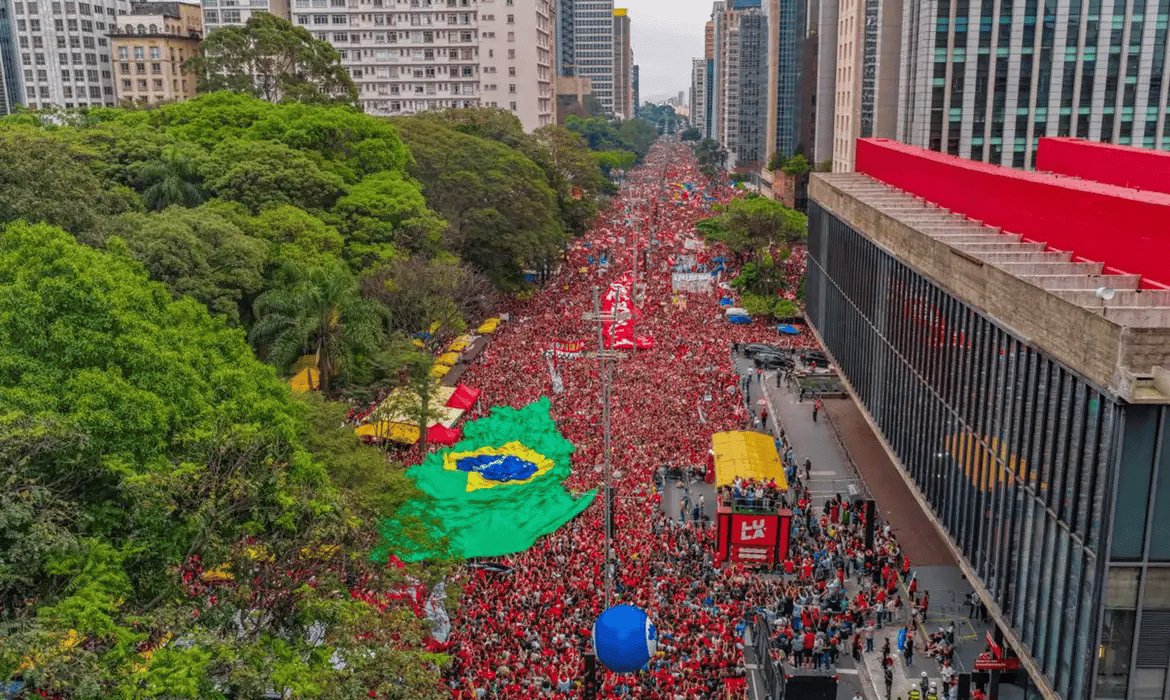 Ato em São Paulo por Lula reúne milhares e colore a avenida Paulista de vermelho.