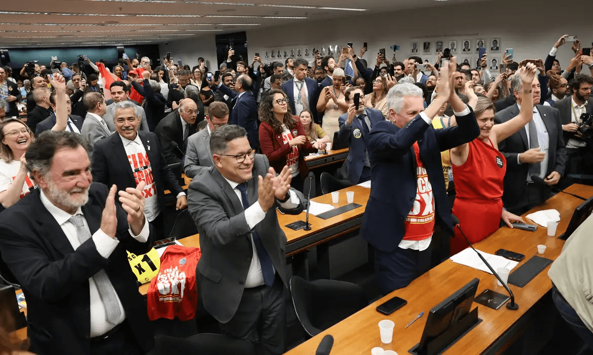 PEC da escala 6x1 avança e prevê 40h semanais