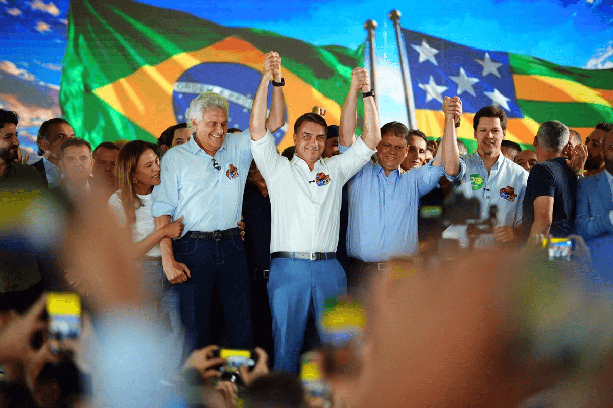 Flávio Bolsonaro recebe apoio de Ronaldo Caiado e Tarcísio de Freitas.